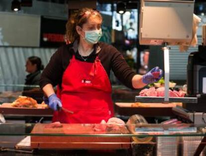 Una carnissera, al mercat de la Boqueria.