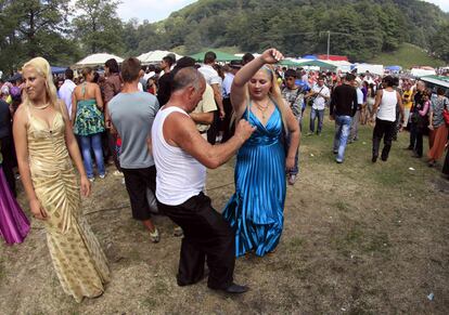 Un hombre baila con su hija durante la romería que celebra la mayor comunidad romaní de Europa en Costesti, a 210 kilómetros al este de la capital Bucarest.