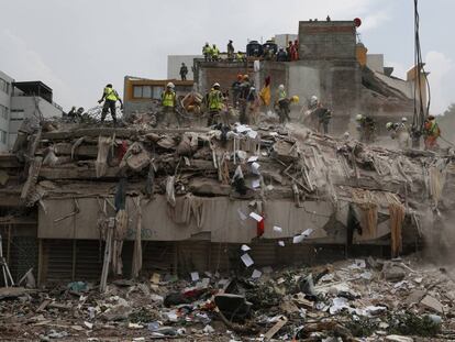 Brigadistas trabajan en el edificio derrumbado en Gabriel Mancera y Escocia.