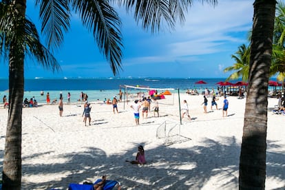 Turistas pasan el día en la playa en Cancún, Quintana Roo