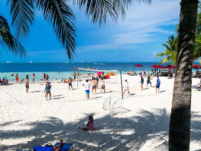 Turistas pasan el día en la playa en Cancún (Quintana Roo).