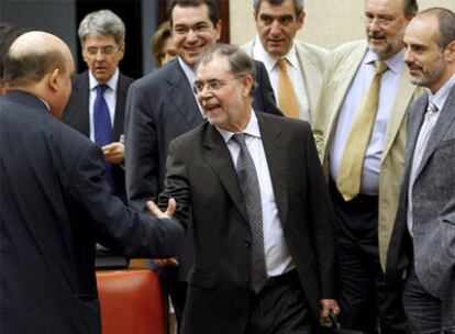El ministro de Justicia, Mariano Fernández Bermejo, saluda a Emilio Olabarria (PNV), de espaldas.