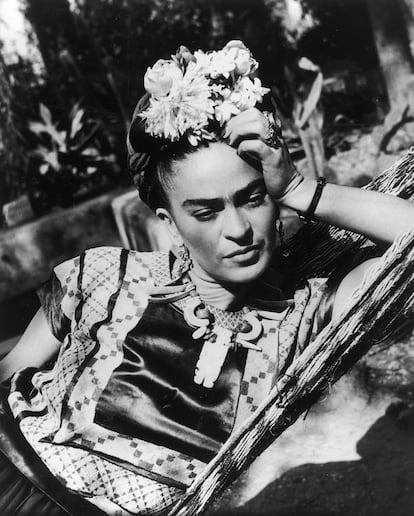 Frida Kahlo
“Su obra fue una amalgama de folclore, semisurrealismo y autobiografía al igual que su armario, que era una fiesta”, expone Newman. La mexicana encontró un estilo que hacía juego con su personalidad: chales, faldas largas de satén, flores, profusión de anillos y joyas… Una declaración al mundo sobre su herencia e identidad que no se limitaba sin embargo a prendas populares de México sino que las mezclaba con piezas de Guatemala o China. Tenía sus manías: sus icónicas gafas de sol doradas de ojo de gato solo las combinaba con su blusa favorita, con bordados de dragones en oro.
El Museo Frida Kahlo en México DF fue el primero en exponer su armario, que fue objeto de otra gran retrospectiva el año pasado en el Victoria & Albert de Londres. Había suficiente material: en los cajones y armarios de la Casa Azul conservó más de 300 de las piezas de ropa, accesorios y joyas que dieron forma a su imagen. Un estilo y una personalidad que han servido de fuente de inspiración a diseñadores tan heterogéneos como Christian Lacroix, Elsa Schiaparelli o Jean Paul Gaultier.