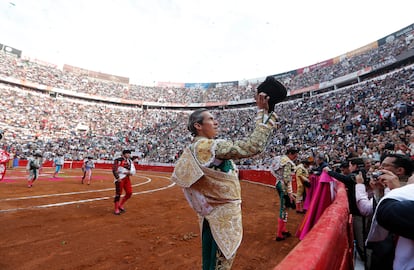 El torero mexicano Diego Silveti saluda al público, durante la corrida de este domingo Ciudad de México (México).
