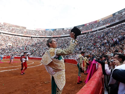 El torero mexicano Diego Silveti saluda al público, durante la corrida de este domingo Ciudad de México (México).