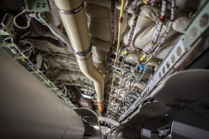 Miles de cables y conductos recorren el Airbus 330 de punta a punta, protegidos por paneles de plástico.