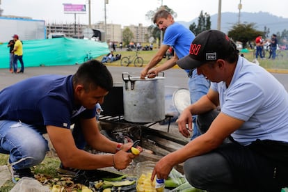 Manifestantes del gremio de transporte cocinan en una de las vías bloqueadas, en Cajicá (Cundinamarca). Las ollas comunitarias señalan la preparación de los manifestantes para mantener los bloqueos.