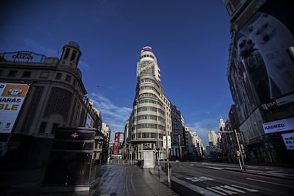 Aspecto vacío que presenta este lunes la Gran Vía de Madrid.