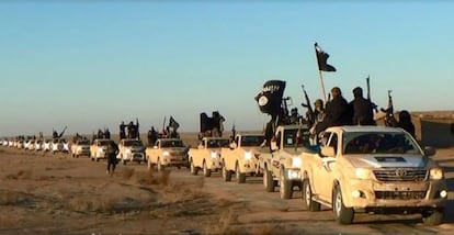 Una caravana de guerrilleros del ISIS en la provincia iraqu&iacute; de Anbar, tomada de una web militante. 