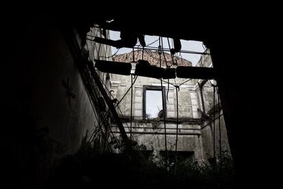 El tejado de la zona central del edificio se encuentra derruida, y la estructura, paredes y columnas en muy mal estado.