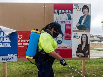 Carteles electorales en una calle de la localidad de Viveiro, en Lugo.