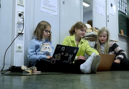 Tres niñas de cuarto curso del colegio Ressu, en Helsinki, trabajan con ordenadores durante la clase de programación. Una vez el maestro ha explicado los contenidos principales, cada alumno prepara una lista de tareas por internet y se dedican a ellas libremente durante el horario. Además, gestionan las fechas de entrega para aprender a organizarse.