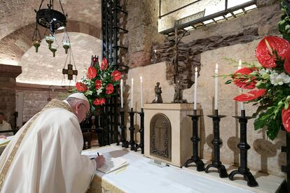 El Papa firma su encíclica en la cripta de la basílica de san Francisco de Asís, este sábado, en una imagen distribuida por el Vaticano.