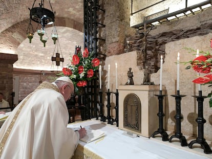El Papa firma su encíclica en la cripta de la basílica de san Francisco de Asís, este sábado, en una imagen distribuida por el Vaticano.