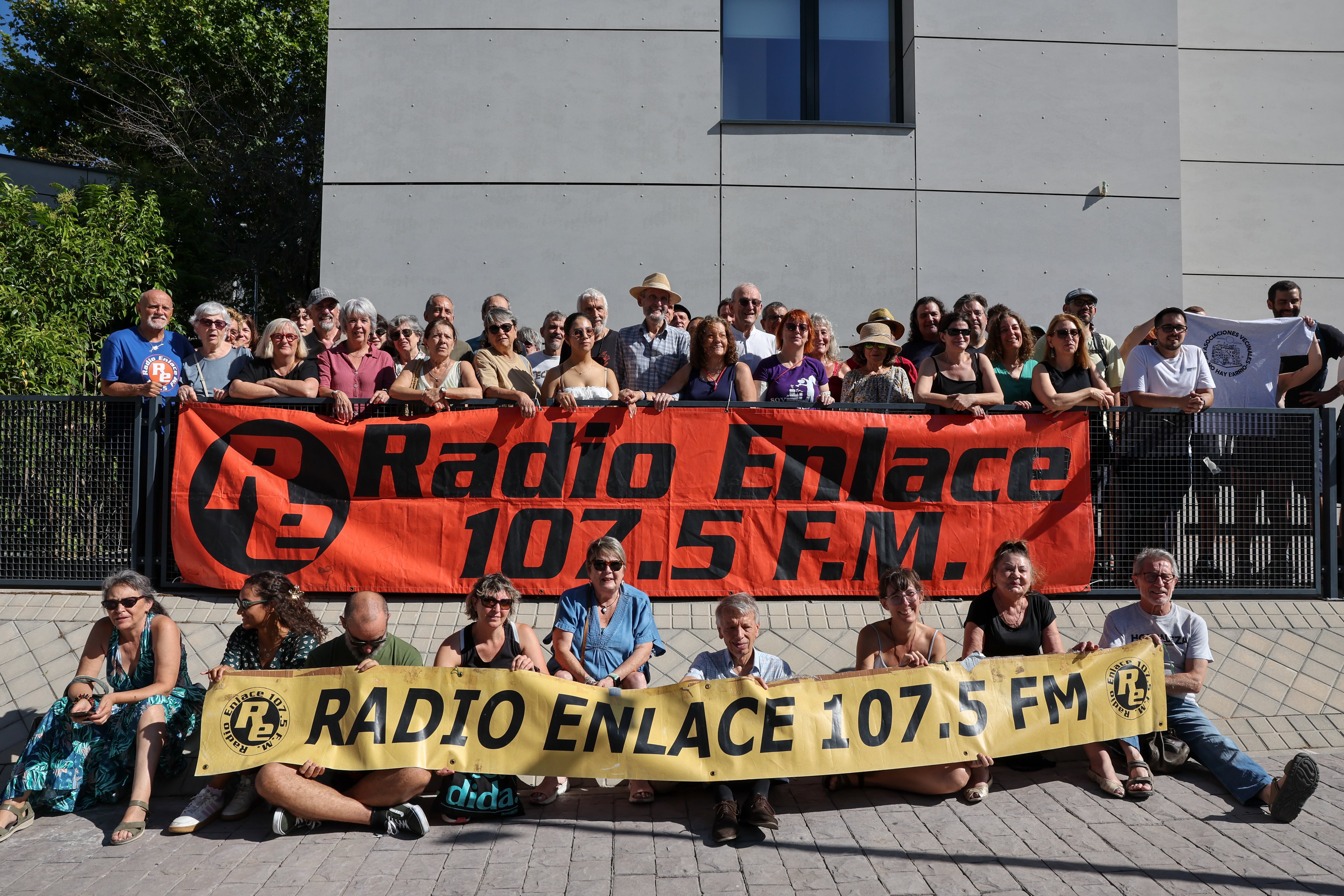 La radio de barrio que intenta apagar el ‘concejal aguafiestas’