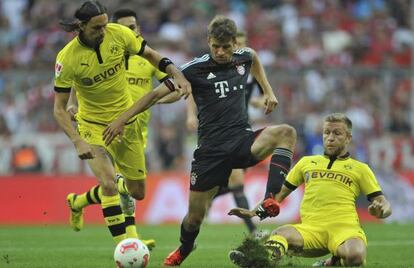 M&uuml;ller, entre Blaszczykowski y Subotic, en la Supercopa de Alemania, ganada por el Bayern ante el Borussia Dortmund (2-1)