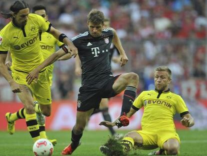 M&uuml;ller, entre Blaszczykowski y Subotic, en la Supercopa de Alemania, ganada por el Bayern ante el Borussia Dortmund (2-1)