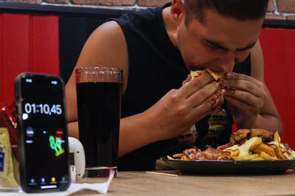 Manuel Rodríguez en el primer minuto del reto de comida de la hamburguesería Black Bull.