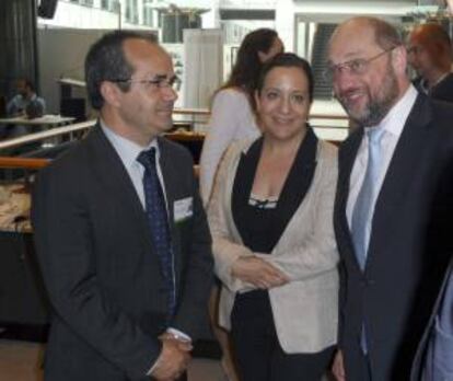 De izq. a dcha: el director general de Castilla y León esRadio, Florencio Carrera; la eurodiputada española Iratxe García y el presidente del Parlamento Europeo, Martin Schulz, en la sede del Parlamento Europeo en Bruselas.