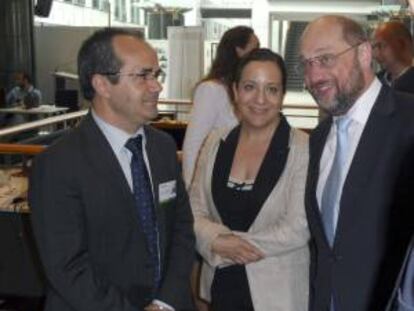 De izq. a dcha: el director general de Castilla y León esRadio, Florencio Carrera; la eurodiputada española Iratxe García y el presidente del Parlamento Europeo, Martin Schulz, en la sede del Parlamento Europeo en Bruselas.