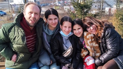 Juan Escobar y María Jesús Márquez, junto a las tres niñas ucranias que han ido a recoger a la frontera con Eslovaquia.