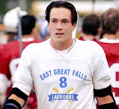 <p>Chris Klein (1979, EE UU) era Oz, el ingenuo deportista que apareció en las dos primeras entregas de 'American Pie'. Como le ocurrió a su compañero Jason Biggs, tras su trabajo en la saga, Klein ha ido enlazando papeles en películas orientadas al público adolescente similares al que le lanzó a la fama. Su relación con Katie Holmes lo mantuvo en los titulares de sociedad (empezaron a salir en el año 2000) y tras separarse de ella en marzo de 2005 se convirtió en el protagonista de una de las teorías conspirativas favoritas de Internet: que él podría ser el verdadero padre de Suri Cruise (hija que la actriz tuvo con Tom Cruise). En 2015 se casó con Laina Rose Thyfault, comercial de una agencia de viajes con la que tiene un hijo de un año. En 2016, aparentemente recuperado de algunos problemas con el alcohol, protagonizó la película bélica 'Game of Aces', pero no llegó a los cines españoles.</p> <p><strong>Nivel profesional:</strong> intermitente.</p>