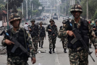 Militares nepalíes patrullan las calles de Katmandú, este miércoles. 