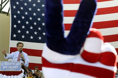 El candidato demócrata, John Kerry, en un acto electoral en West Palm Beach, en Florida.