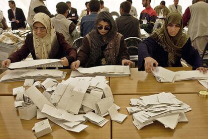 Recuento de votos en la oficina de la ONU instalada en el aeropuerto de Herat.