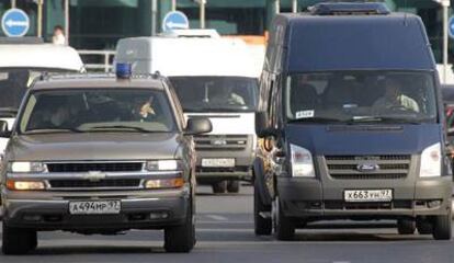 La comitiva con los agentes se traslada del aeropuerto de Domodedovo hacia la capital rusa