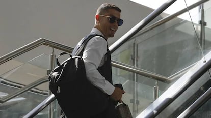 Cristiano Ronaldo no aeroporto de Moscou depois da eliminação de Portugal.