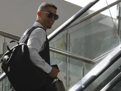 Cristiano Ronaldo no aeroporto de Moscou depois da eliminação de Portugal.