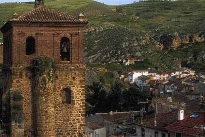 Mirador en Cervera del Río Alhama, con la iglesia de Santa Ana en primer plano y el pueblo al fondo.