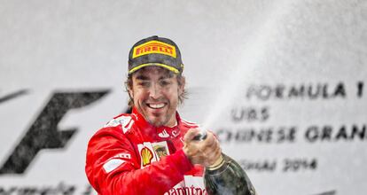 Alonso celebra su tercer puesto en el Gran Premio de Shanghai, el 20 de abril de 2014.