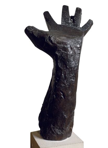 Mano izquierda levantada. Hacia 1942. Fundición en bronce. Museu Nacional d’Art de Catalunya.