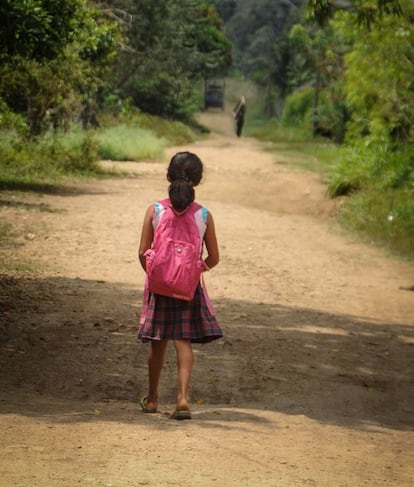 El abandono que sufren muchas comunidades hace que las niñas tengan que caminar, a veces, hasta dos horas para llegar a la escuela. Un trayecto en el que corren el riesgo de ser víctimas de abusos y violaciones.