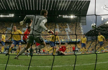 Fernando Torres (centro) consigue un gol ante el portero Andreaas Isaksson, de Suecia, durante el partido del grupo D de la Eurocopa 2008, el 14 de junio.