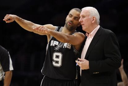 Tony Parker charla con su entrenador, Gregg Popovich