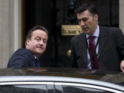 David Cameron abandona Downing Street para asistir a la sesi&oacute;n de control del Parlamento, este mi&eacute;rcoles en Londres.