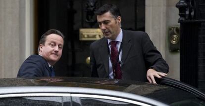David Cameron abandona Downing Street para asistir a la sesi&oacute;n de control del Parlamento, este mi&eacute;rcoles en Londres.