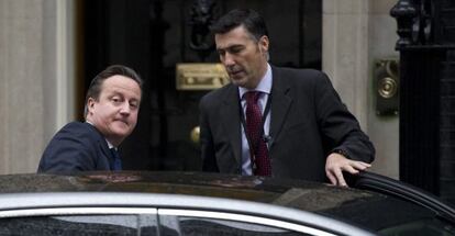 David Cameron abandona Downing Street para asistir a la sesión de control del Parlamento, este miércoles en Londres.