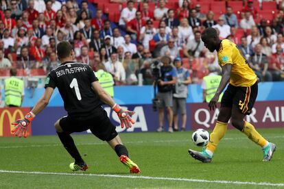 El jugador belga Romelu Lukaku marca el tercer del equipo.