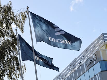 Banderas con el logo de Ericsson en la entada a la sede de la compañía en Estocolmo (Suecia)