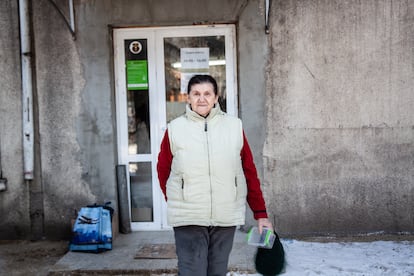 Tatiana Bubrova, refugiada ucrania, mayor de 70 años, retratada frente al centro de distribución Acción contra el Hambre y Moldova for Peace en Balti, Moldavia. Tatiana vivía con su hija y su nieta de cuatro años en Irpin cuando comenzó la guerra el 24 de febrero de 2022. Irpin, que se encuentra a unos cinco kilómetros de Bucha, se convirtió en un campo de batalla durante la ofensiva sobre Kiev en 2022. Tatiana, su hija y su nieta salieron de Ucrania el 2 de marzo de 2022. “Fue aterrador. Escuchábamos los ataques mientras Kiev estaba siendo fuertemente bombardeada. Vivimos en el sótano durante cuatro días. No tuvimos más remedio que huir”. Aunque su hijo ha tenido que quedarse en Ucrania, Tatiana no contempla regresar, especialmente ante el incremento de hostilidades.