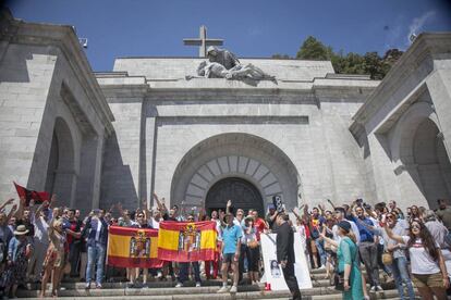 Varias personas hacen el saludo fascista, durante una protesta contra la intención del Gobierno de exhumar los restos del dictador Francisco Franco, a la que instó el pasado mes de mayo en una votación el Congreso.