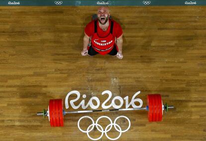 El uzbeko Ruslan Nurudinov celebra la medalla de oro en halterofilia. 