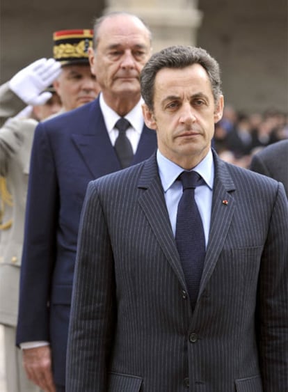 El presidente francés, Nicolas Sarkozy, y su predecesor en el cargo, Jacques Chirac, en marzo en París.