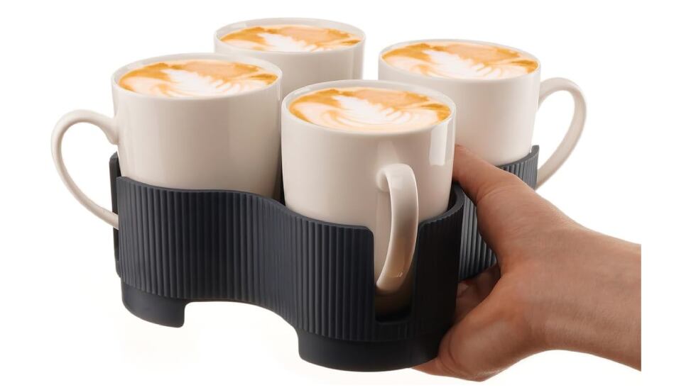 Bandeja con cuatro bebidas de diseño ergonómico.