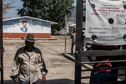 Ciudadanos acuden a votar en San Luis Lozada Estado de Nayarit.