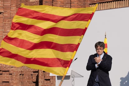 Puigdemont aplaude durante un acto de bienvenida organizado por entidades independentistas en el paseo Lluís Companys de Barcelona.